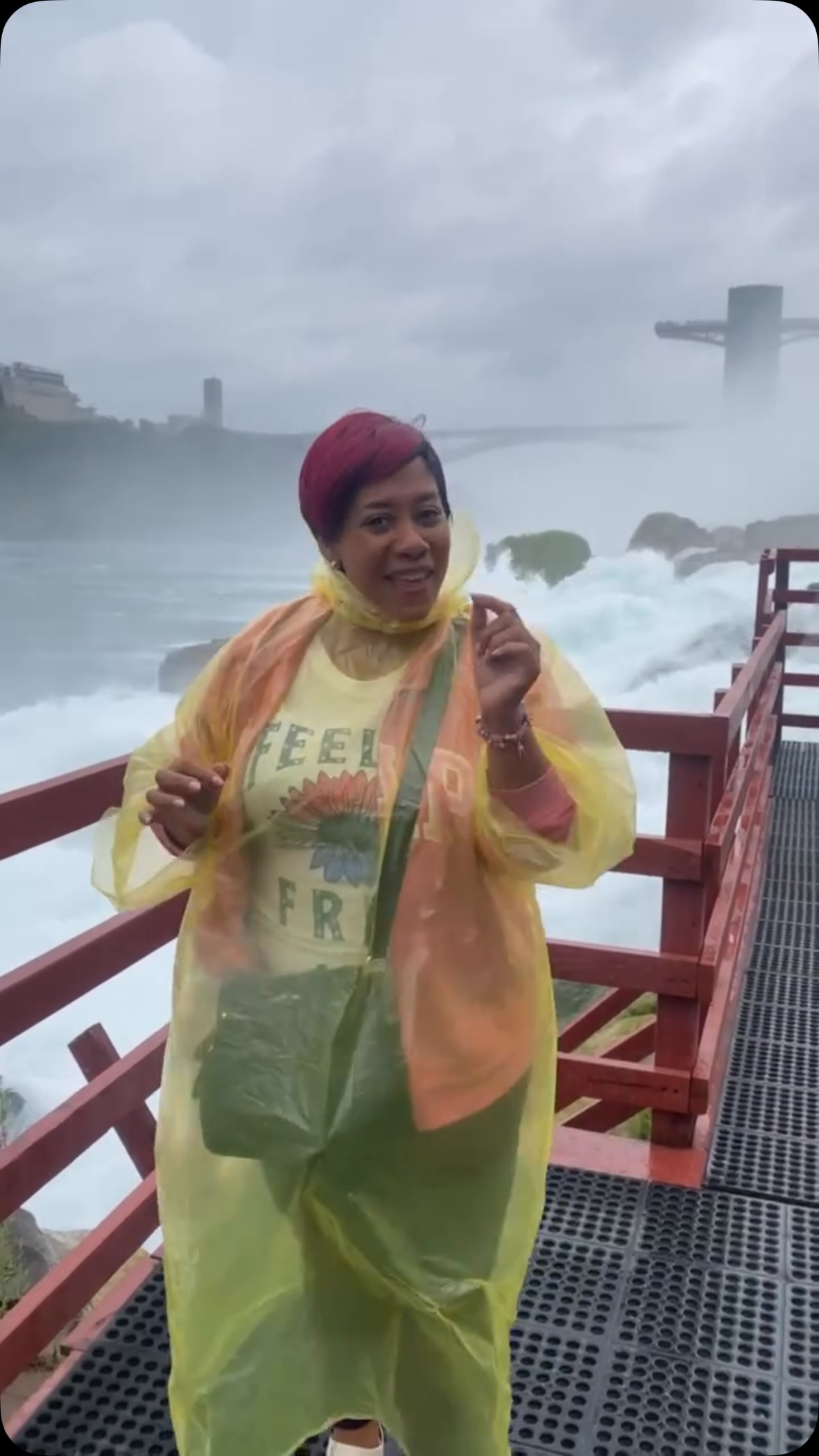 Viajera con impermeable frente a las cataratas del Niágara, en un reel de Grand Union Tours